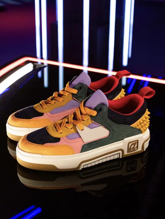 Detail unik, dengan garis grafis yang kuat, paku khas logo universitas ‘CL’ terpampang di sol luar yang cerah, dan, tentu saja, sol merah yang ikonik, perwujudan sejati dari gaya khas Maison. [Foto: Instagram/ Christian Louboutin]