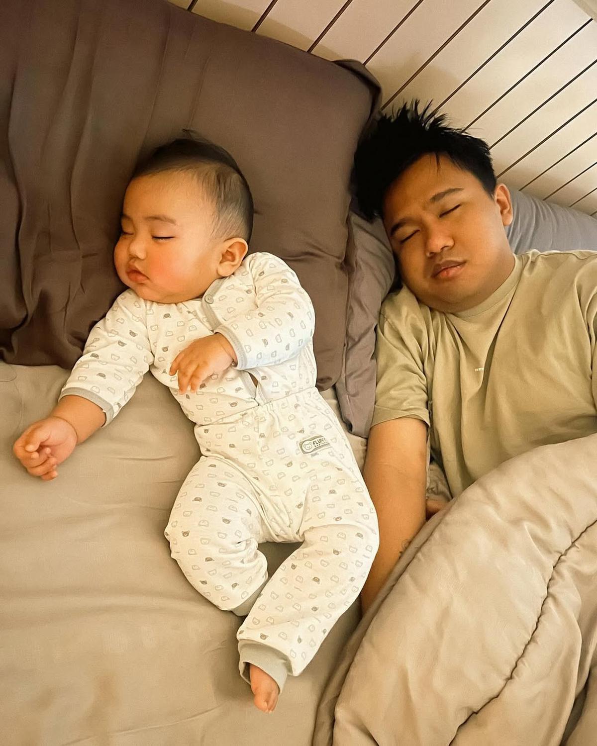 Joshua Suherman Momong Baby Elio, Endingnya Ikut Tidur Bersama Anak