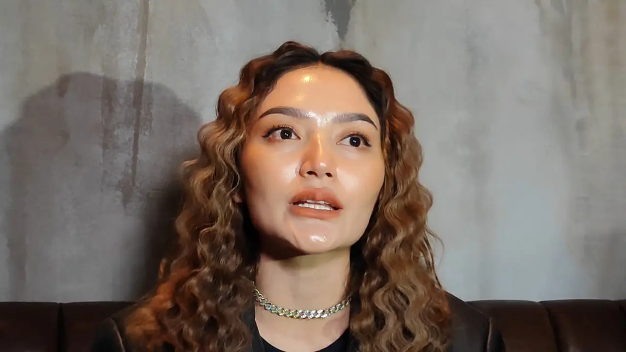 Siti Badriah di Kawasan Kuningan, Jakarta Selatan, Senin (17/7/2023). (Liputan6.com/M. Altaf Jauhar)