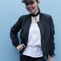 Selain banyak doa dari pengikut Instagram, ada juga hater yang menanyakan implan payudara. Hal itu yang membuat ibu tiga anak itu lebih sakit. (Galih W. Satria/Bintang.com)