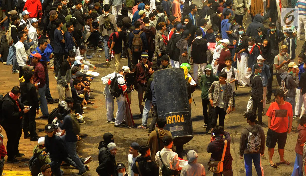 Massa aksi memadati Jalan Pejompongan, Jakarta, Senin (30/9/2019). Hingga saat ini, aparat kepolisian dibantu personel TNI terus mendorong dan membubarkan massa aksi hingga ke kawasan Slipi. (merdeka.com/Arie Basuki)