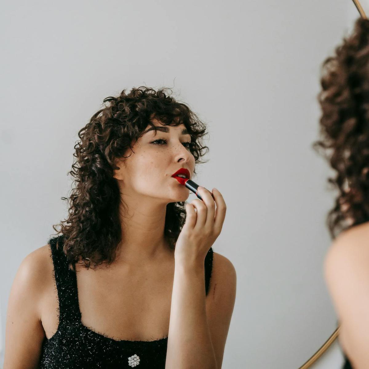 Ilustrasi Menggunakan Red Lipstick