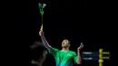Jonatan Christie dari tim Blitzers mengembalikan kok ke arah Kodai Naraoka dari tim Rockets dalam laga Badminton XL 2025 di Istora Senayan, Jakarta, Jumat (03/10/2025). (Bola.com/Bagaskara Lazuardi)