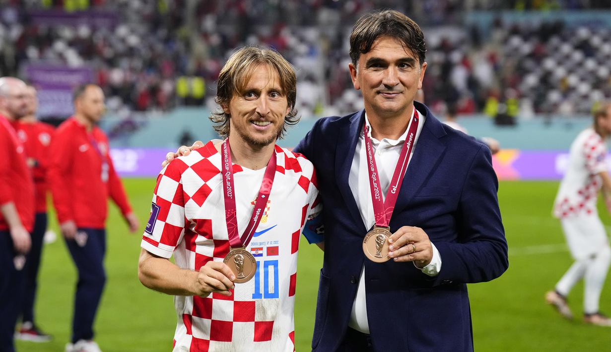 Luka Modric (kiri) dan Zlatko Dalic merupakan dua sosok penting di Timnas Krosia setelah berhasil meraih peringkat ketiga Piala Dunia 2022. Pada edisi 2018 keduanya juga meraih hasil yang baik sebagai runner-up. (AP Photo/Hassan Ammar)