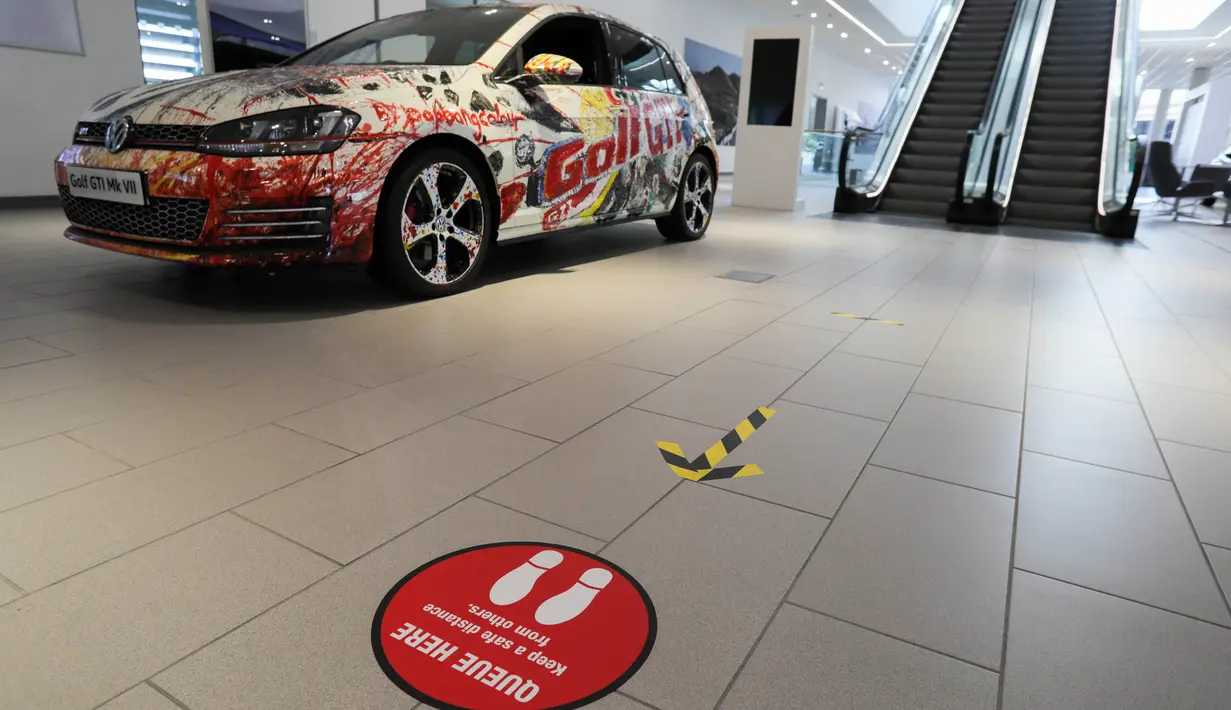 Foto pada 1 Juni 2020 menunjukkan tanda jaga jarak sosial (social distancing) di sebuah ruang pamer (showroom) Volkswagen di London, Inggris. Retail dan showroom mobil luar ruangan mulai dibuka pada 1 Juni dan retail nonesensial lainnya akan dibuka pada 15 Juni mendatang. (Xinhua/Tim Ireland)