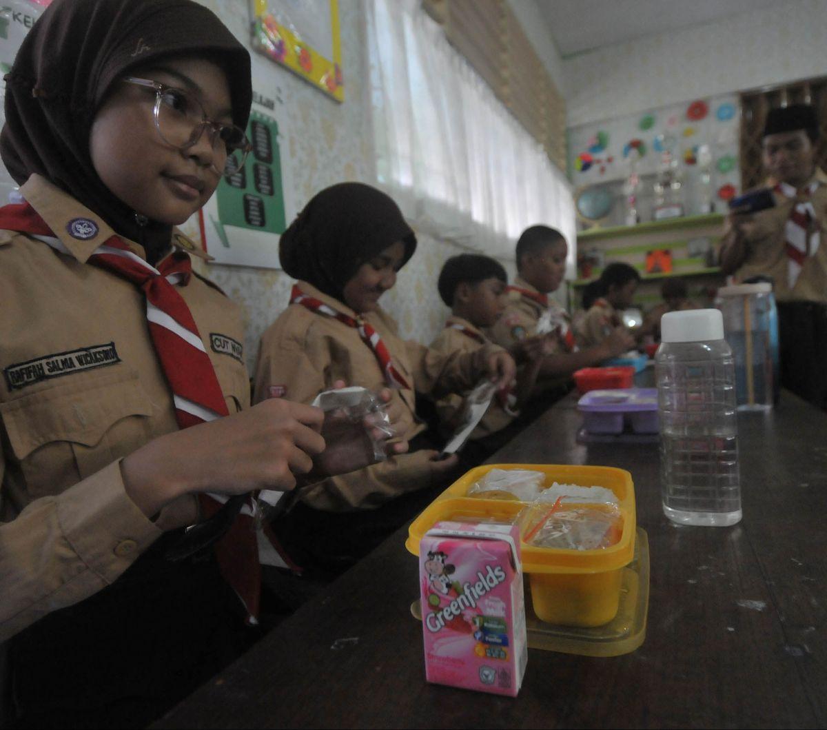 Sejumlah siswa menyantap Makan Bergizi Gratis di SDN 05 dan 07 Cipinang Melayu, Jakarta, Kamis (7/8/2024). Kegiatan ini merupakan uji coba atau simulasi program Makan Bergizi Gratis yang dicanangkan pasangan Presiden dan Wakil Presiden terpilih, Prabowo S