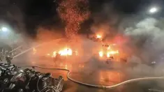 Petugas pemadam kebakaran memadamkan api di sebuah gedung di Kaohsiung, Taiwan selatan, Kamis (14/10/2021). Sedikitnya 46 orang tewas dan puluhan lainnya terluka parah dalam kebakaran di blok menara 13 lantai di Taiwan selatan, kata para pejabat. (EBC via AP )