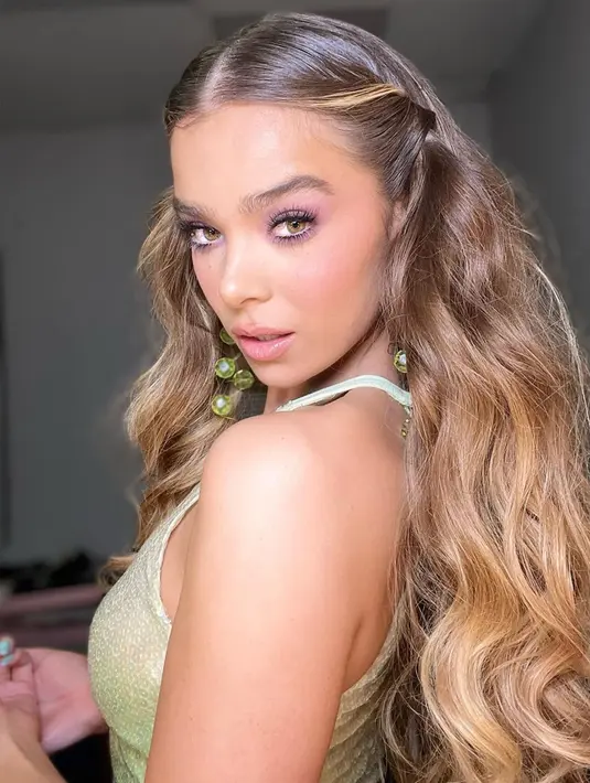 Hailee Steinfeld dengan model rambutnya yang berbeda dengan gradasi warna yang cantik. Hailee kembali hadir memerankan karakter Gwen Stacy di sekuel film animasi Spider-Man yang satu ini. (Instagram/@haileesteinfeld)