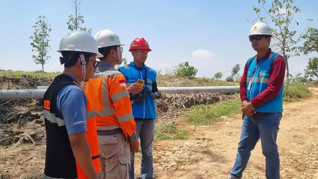 Petugas PLN melakukan koordinasi di kawasan Kendeng Utara. (Liputan6.com/Ahmad Adirin)