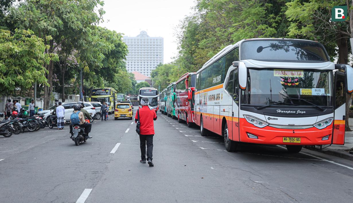 <p>Beberapa armada shuttle bus penonton terparkir di titik lokasi Balai Kota Surabaya untuk mengantar para penonton secara gratis menuju Stadion Gelora Bung Tomo untuk menyaksikan pembukaan Piala Dunia U-17 2023 sekaligus laga Timnas Indonesia U-17 menghadapi Ekuador, Jumat (10/11/2023). (Bola.com/Bagaskara Lazuardi)</p>