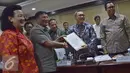 Pimpinan DPD Farouk Muhammad (kedua kiri) memberikan rekomendasi tertulis kepada Ketua MPR Zulkifli Hasan (kedua kanan) usai rapat konsultasi di Kompleks Parlemen Senayan, Jakarta, Selasa (27/9). (Liputan6.com/Johan Tallo)