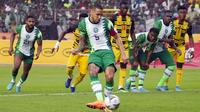 Pemain Nigeria William Troost-Ekong mencetak gol penalti ke gawang Ghana pada pertandingan sepak bola leg kedua kualifikasi Piala Dunia 2022 di Abuja, Nigeria, 29 Maret 2022. Pertandingan berakhir imbang 1-1. (AP Photo/Sunday Alamba)