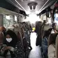 Sejumlah Warga Negara Indonesia (WNI) berada di dalam bus menuju Bandara Internasional Tianhe, Wuhan, Hubei, China, Sabtu, (1/2/2020). Setibanya di Batam, ratusan WNI itu akan segera dievakuasi dan diobservasi di Natuna. (foto:Duta Besar RI di Beijing)