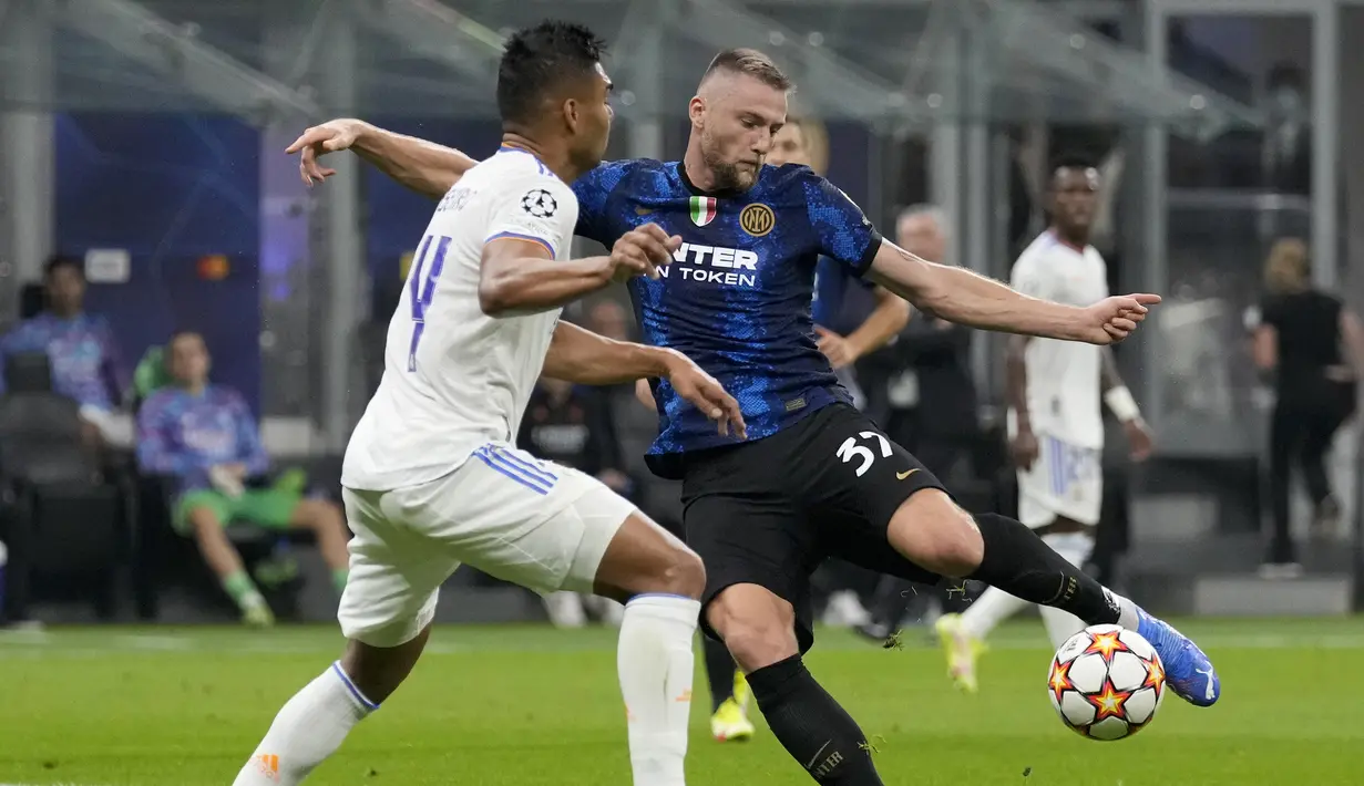 Memasuki babak kedua di menit ke-54 Milan Skriniar gagal mengontrol bola dengan baik di depan gawang Real Madrid memanfaatkan bola rebound hasil sundulan Edin Dzeko yang masih bisa ditepis Thibaut Courtois. (Foto: AP/Antonio Calanni)