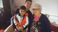Ronaldo bersama anak dan ibunya (Mirror)
