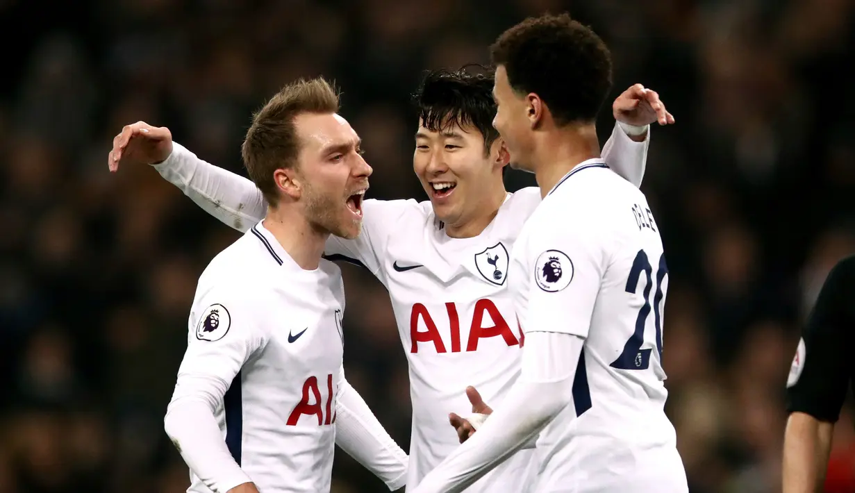 Pemain Tottenham Christian Eriksen merayakan gol keempat untuk timnya saat pertandingan Liga Primer di Stadion Wembley, London (13/1). Dengan golnya, Harry Kane menjadi pencetak gol terbanyak sepanjang masa Tottenham Hotspur. (John Walton/PA via AP)