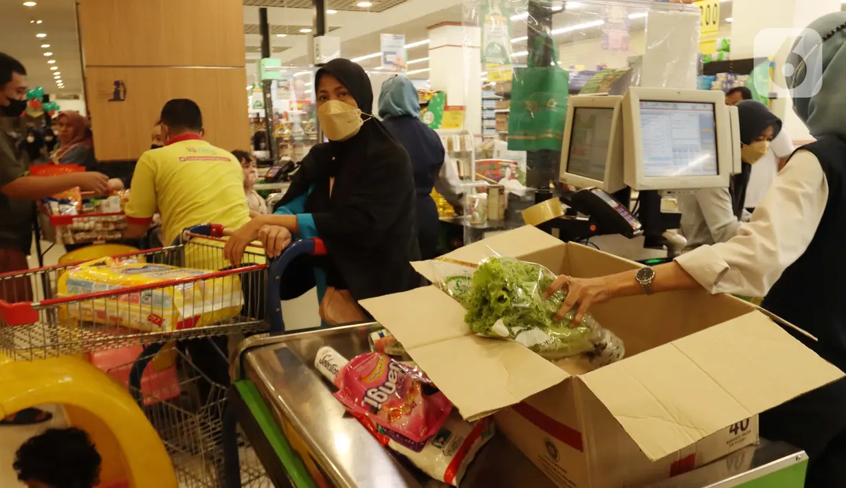 Warga berbelanja untuk kebutuhan bahan pokok akhir tahun di salah satu hypermarket, Jakarta, Sabtu (24/12/2022). Memasuki libur Natal dan Tahun Baru 2023, harga bahan pokok dan kebutuhan lainnya di supermarket masih stabil bahkan terdapat program promo. (merdeka.com/Imam Buhori)