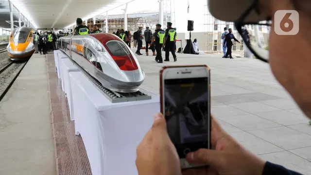 Rangkaian Kereta Cepat Jakarta-Bandung Terparkir di Stasiun Tegalluar