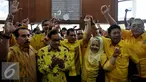 Sejumlah fungsionaris Partai Golkar bersorak usai mendengarkan putusan hakim Pengadilan Negeri Jakarta Utara, Jumat (24/7/2015). Hakim Lilik Mulyadi memutuskan, keabsahan kepengurusan Partai Golkar jatuh kepada kubu Munas Bali. (Liputan6.com/Johan Tallo)