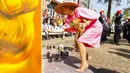 <p>Ratu Belanda Maxima menyemprotkan cat pada mural saat perayaan Hari Raja di Maastricht, Belanda, Rabu (27/4/2022). Setelah dua tahun hening karena pandemi COVID-19, Belanda kembali merayakan Hari Raja seperti biasa. (Remko de Waal/ANP/AFP)</p>