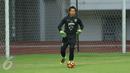 Kiper Persib, I Made Wirawan saat mengikuti latihan resmi laga perebutan tempat ketiga Piala Presiden 2017 melawan Semen Padang di Stadion Pakansari, Kab Bogor, Jumat (10/3). (Liputan6.com/Helmi Fithriansyah)