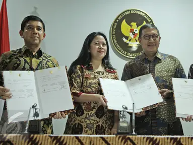 Para Menteri memegang surat keputusan penetapan Libur Nasional dan Cuti Bersama tahun 2017, Jakarta, (14/4). Hari Libur Nasional sebanyak 15 hari dan cuti bersama sebanyak 4 hari untuk Hari Raya Idul Fitri 1438 dan Natal. (Liputan6.com/Faizal Fanani)