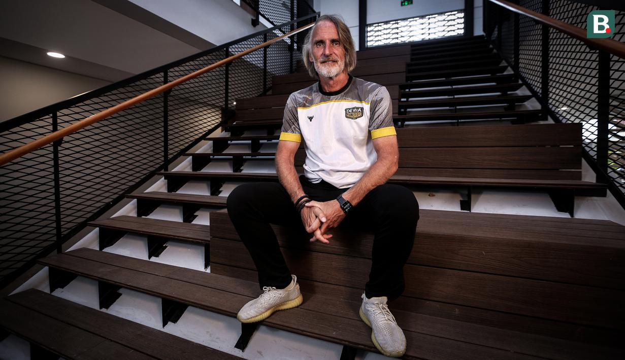 <p>Pelatih Dewa United, Jan Olde Riekerink berpose di depan fotografer setelah melakukan sesi wawancara di basecamp Dewa United, Pagedangan, Tangerang, Selasa (18/07/2023). (Bola.com/Bagaskara Lazuardi)</p>
