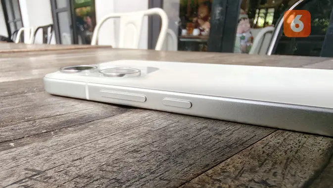 <p>Tombol poser dan volume di sisi kanan bodi Oppo Reno14 Pro 5G. (Liputan6.com/ Yuslianson)</p>