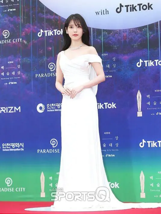 Si multitalenta IU yang dicintai banyak orang juga terlihat anggun mengenakan one shoulder dress warna broken white. [Foto: Twitter/theseoulstory].