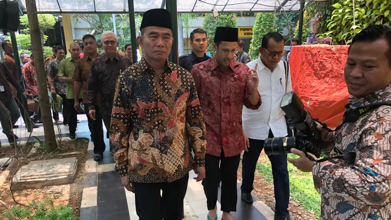 Mendikbud Nadiem Makarim salat Jumat di Masjid Kemendikbud bersama Muhadjir Effendy