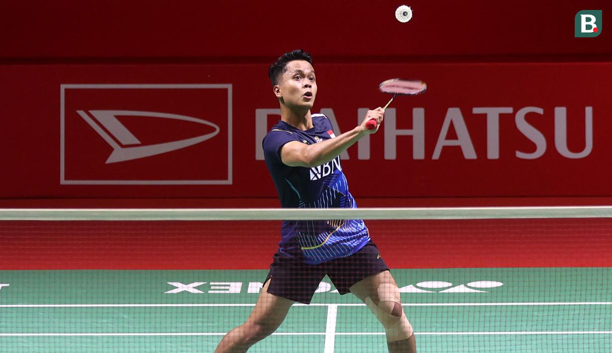 <p>Tunggal putra Indonesia, Anthony Sinisuka Ginting berusaha menempatkan bola di depan net saat melawan wakil Malaysia, Leong Jun Hao pada babak 16 besar Indonesia Masters 2024 di Istora Senayan Jakarta, Indonesia, Kamis (25/1/2024). Anthony Ginting menang dua gim langsung dengan skor 21-15, 21-17. (Bola.com/M Iqbal Ichsan)</p>