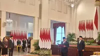 Presiden Prabowo Subianto melantik sejumlah pejabat di Istana Negara, Jakarta, Selasa (22/10/2024). Adapun pejabat yang dilantik hari ini terdiri dari utusan khusus presiden, penasihat khusus presiden, staf khsusu presiden, hingga kepala badan. (Liputan6.com/Lizsa Egeham)