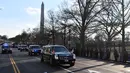 Iring-iringan mobil dengan Wakil Presiden Amerika Serikat (AS), Kamala Harris menuju ke Gedung Putih, dengan latar belakang Monumen Washington yang terlihat di Washington, DC., Rabu (20/1/2020).  (Nicholas Kamm / AFP)