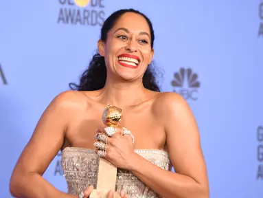 Tracee Ellis Ross memenangkan sebuah piala di perhelatan Golden Globe di California, Minggu (8/1). Tracee Ellis Ross berhasil memenangkan piala untuk kategori Best Performance by an Actress in a Television Series - Musical or Comedy. (ROBYN BECK/AFP)