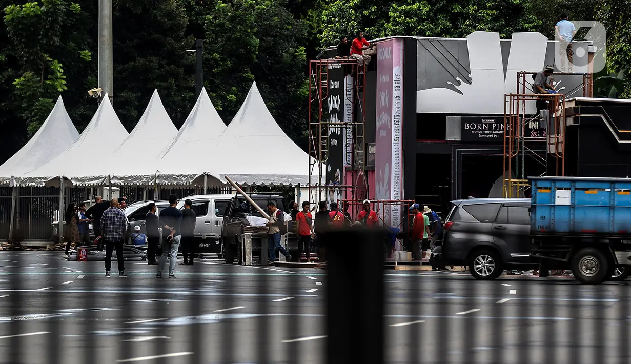 Sejumlah pekerja mengerjakan fasilitas di area Stadion Utama Gelora Bung Karno (SUGBK), Jakarta, Jumat (10/3/2023). Jelang konser girl band asal Korea Selatan, Blackpink, SUGBK ditutup sementara untuk umum dari tanggal 10-12 Maret 2023. (Liputan6.com/Johan Tallo)