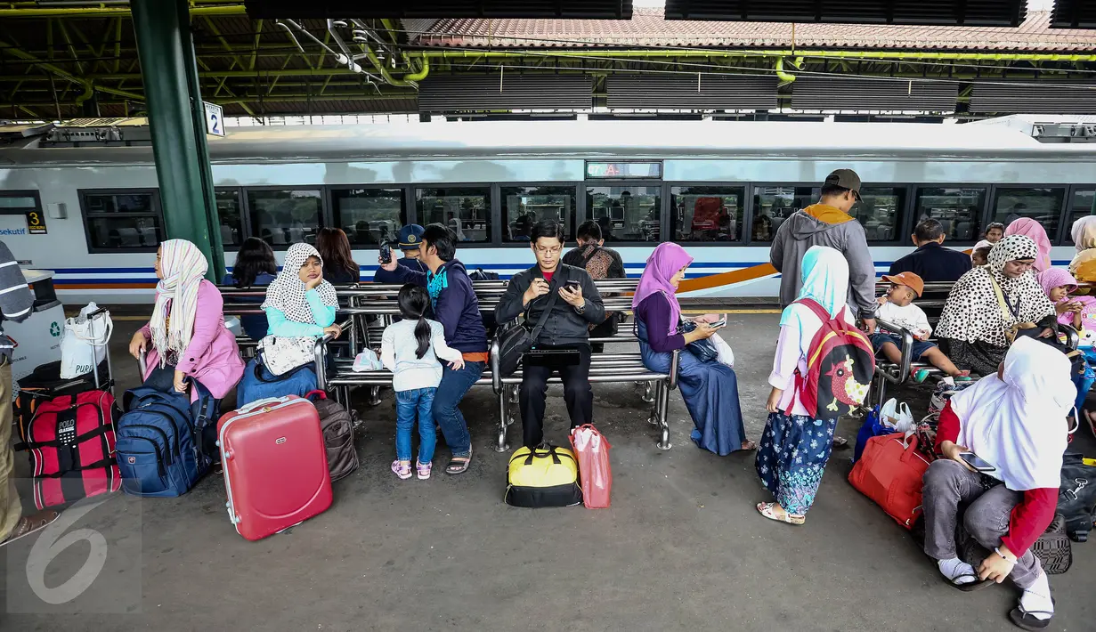Sejumlah calon penumpang menunggu kedatangan kereta di ruang tunggu Stasiun Gambir, Jakarta, Selasa (28/6). Memasuki H-8 Idul Fitri, warga mengaku sengaja mudik Lebaran lebih awal guna memanfaatkan libur panjang sekolah. (Liputan6.com/Faizal Fanani)