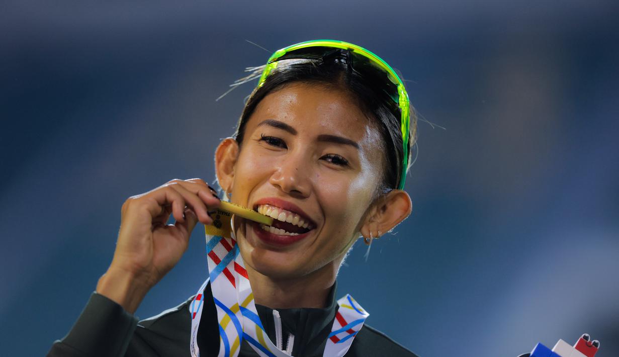 Sebelumnya, Emilia Nova meraih medali perak di SEA Games 2025 lewat nomor 100 meter lari gawang putri. Pencapaian Emilia Nova menutup perolehan medali atletik SEA Games Thailand 2025. Tampak dalam foto, atlet atletik Indonesia, Emilia Nova, usai memenangi lomba dan meraih emas nomor heptathlon (tujuh lomba) SEA Games 2025 di Stadion Supachalasai Bangkok, Thailand Selasa (16/12/2025) malam. (Bola.com/Bagaskara Lazuardi)