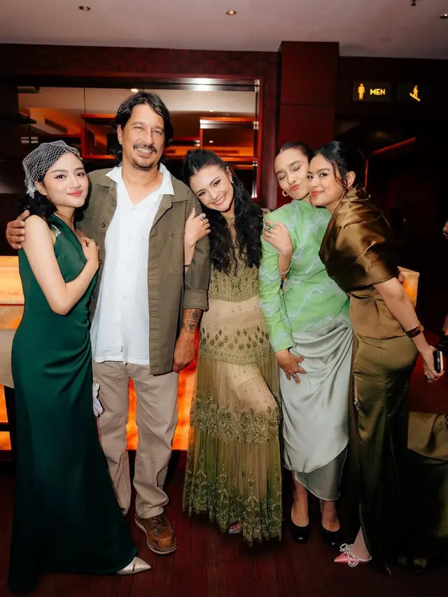 Gaya Kontras Amanda Rawles dengan Lehenga Dress dan Eva Celia yang Bergaya Edgy di Premiere Film Terbaru