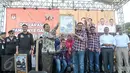 Ketua KPU DKI Jakarta, Sumarno menyerahkan simbolis alat peraga kampenya kepada pasangan calon Gubernur DKI Jakarta saat acara Deklarasi Kampanye Damai di Silang Monas, Jakarta, Sabtu (29/10). (Liputan6.com/Yoppy Renato)