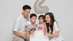 Perayaan ulang tahun Shafanina ini didekor dengan simpel hanya dengan balon angka dua, tetapi sangat manis. Kue ulang tahunnya juga tidak berlebihan, namun membuat Shafanina bahagia merayakan ulang tahunnya kali ini. Ini adalah momen detik-detik ketika Shanin akan meniup lilin. Usianya genap dua tahun, anak kedua Tasya Kamila dan Randi Bachtiar ini makin aktif dan pintar. (Liputan6.com/IG/@tasyakamila)