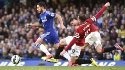 Gelandang Eden Hazard saat menggiring bola melewati pemain MU, Wayne Rooney