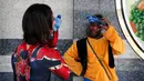 Matthew Santos (kiri) dan Anthony Welch mendinginkan diri dengan botol-botol air dingin di Las Vegas, Amerika Serikat, Rabu (25/7). Sejumlah gurun di Barat Daya menguatkan panas yang ekstrem. (AP Photo/John Locher)