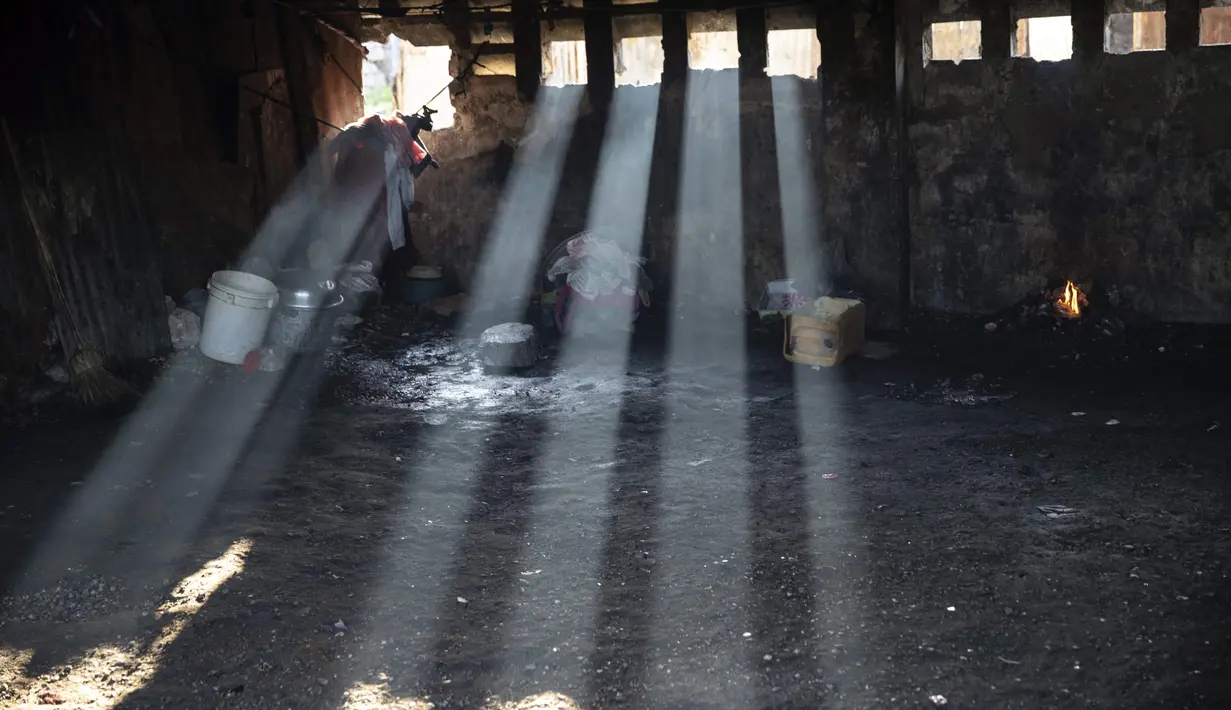 Sinar cahaya masuk melalui lubang di dekat pintu masuk sekolah Sante Bernadette, di dalam Fort Dimanche, yang pernah menjadi penjara di Port-au-Prince, Haiti, Kamis (23/9/2021). Minggu ini tahun ajaran dimulai di Haiti. (AP Photo/Rodrigo Abd)