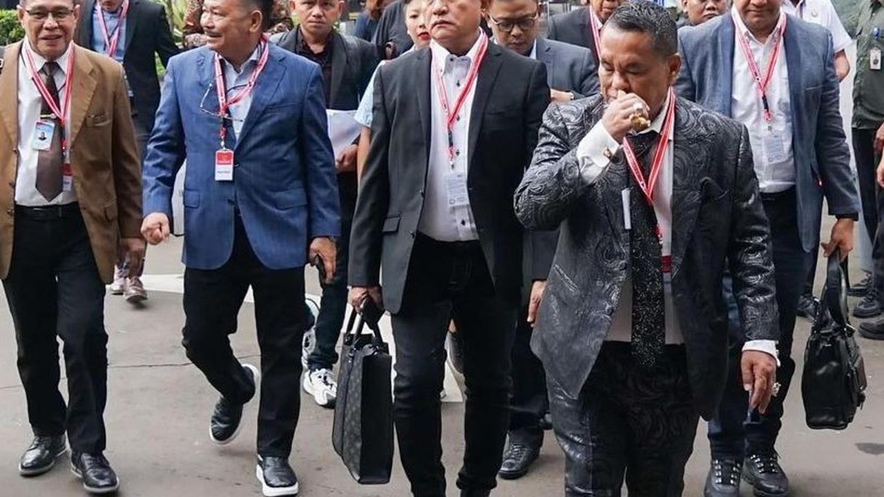 Pengacara kondang Hotman Paris Hutapea menyambangi rumah capres nomor urut 02, Prabowo Subianto di Jalan Kertanegara, Jakarta Selatan.<br>