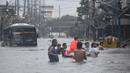 70 penerbangan domestik dibatalkan imbas dari banjir yang menggenangi kota Manila. (Ted ALJIBE/AFP)