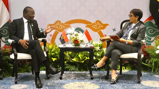 Menteri Luar Negeri RI Retno Marsudi melakukan pertemuan bilateral dengan Menteri Sekretaris Negara Angola, Adão de Almeida di Bali, Senin (2/9/2024). (Dok. Kemlu RI)