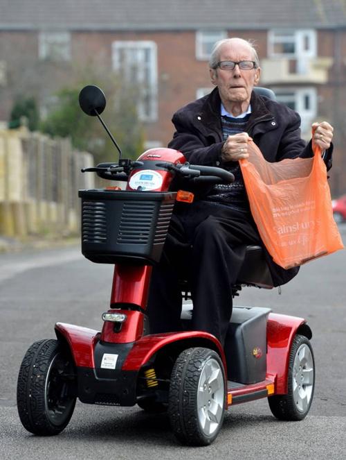 Kakek Albert dengan scooter dan kantong kresek dari Sainsbury | Photo: Copyright metro.co.uk