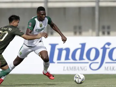 Striker Persebaya, Amido Balde, menggiring bola saat menghadapi Tira Persikabo pada laga Piala Presiden 2019 di Stadion Si Jalakl Harupat, Soreang, Bandung, Selasa (12/3). Persebaya bermain imbang 0-0  atas Tira Persikabo. (Bola.com/Yoppy Renato)