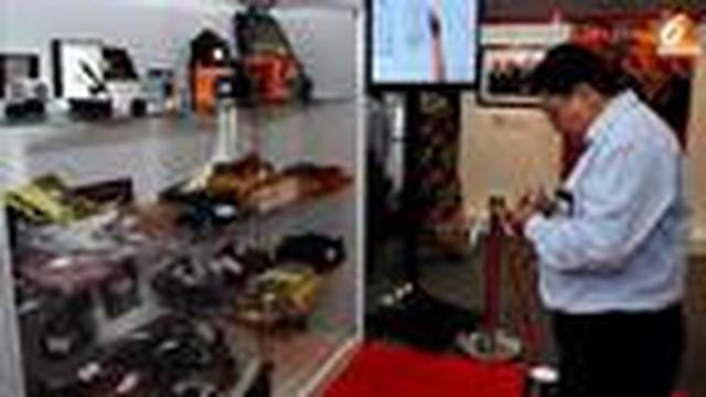 Petugas KPK tengah memeriksa barang lelang hasil rampasan koruptor. (Liputan6.com)