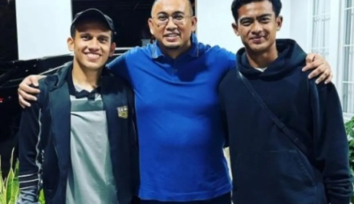 Andre Rosiade baru-baru ini unggah foto kebersamaannya dengan Egy dan Arhan. Kedua pemain tersebut dipanggil oleh Timnas Indonesia.  Andre memang menyukai dunia sepak bola sehingga membuat dekat dengan para pemain Timnas. (Liputan6.com/IG/andre_rosiade)